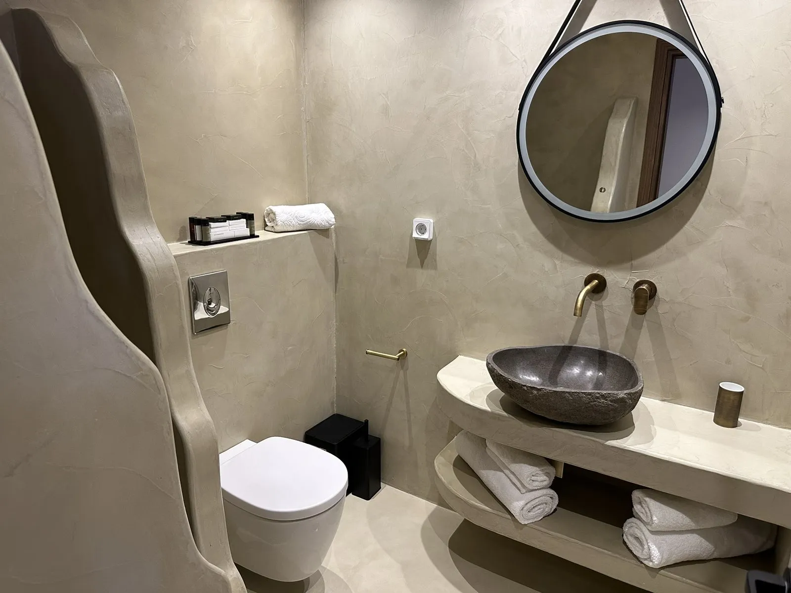 amalthea luxury suites anthos p 3