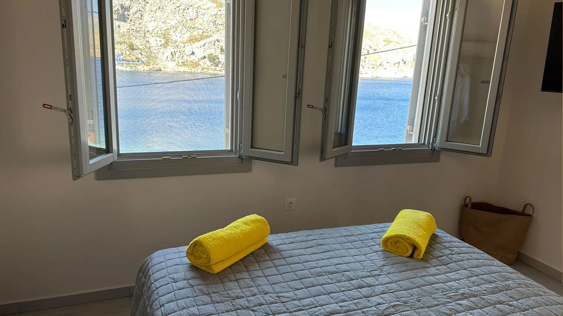 amalthea luxury suites karpos p13